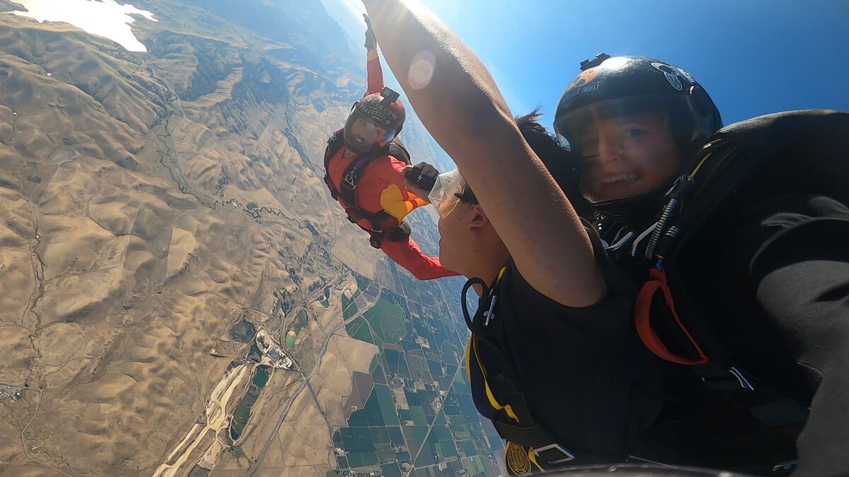 Coaching a jumper in freefall